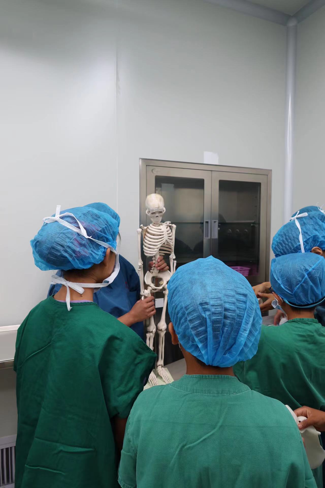 丽江萌娃变身“小小医生”  在市医院解锁职业初体验 (7).jpg