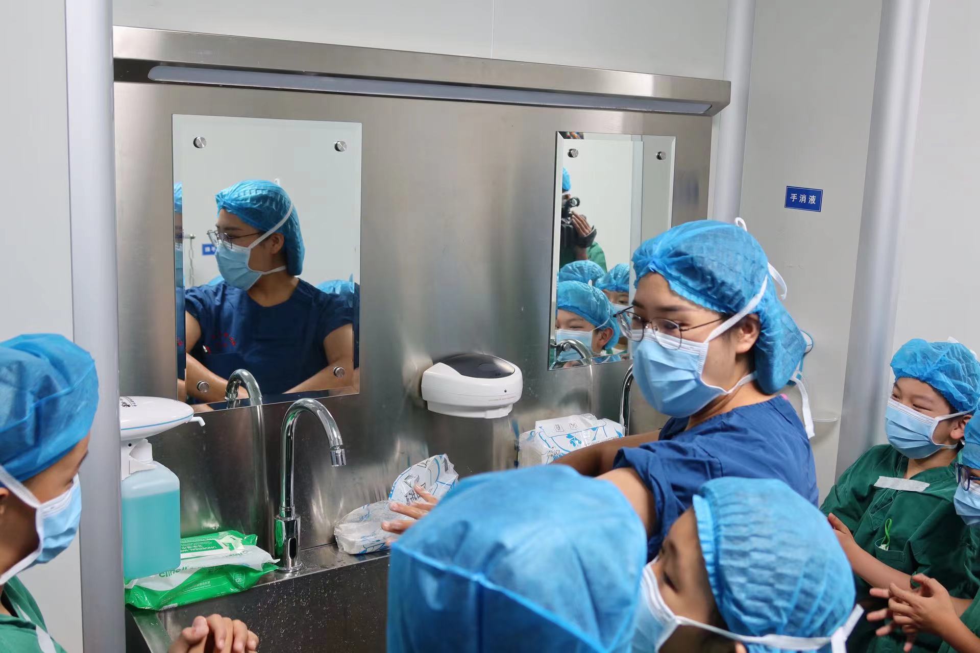 丽江萌娃变身“小小医生”  在市医院解锁职业初体验 (8).jpg