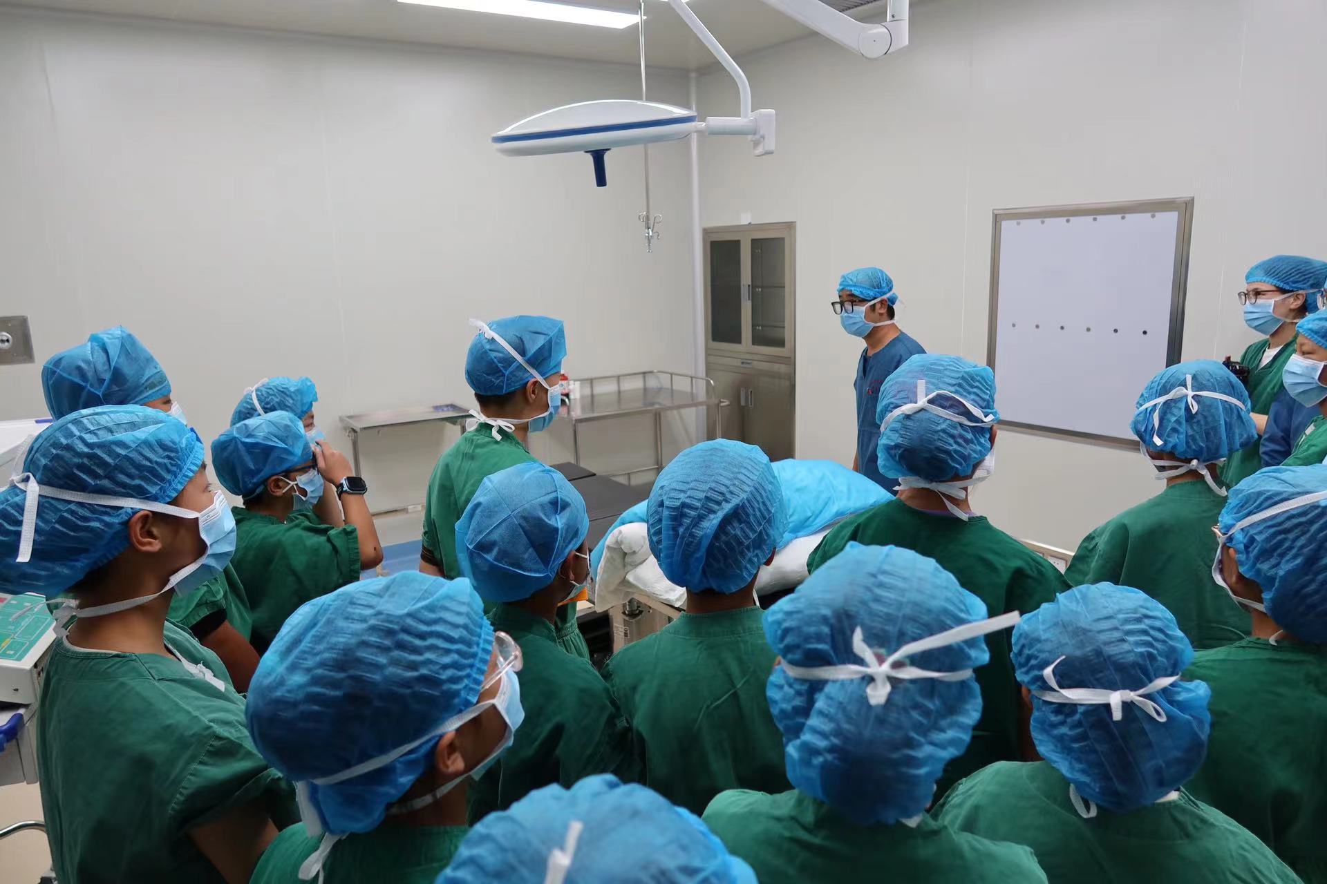 丽江萌娃变身“小小医生”  在市医院解锁职业初体验 (9).jpg