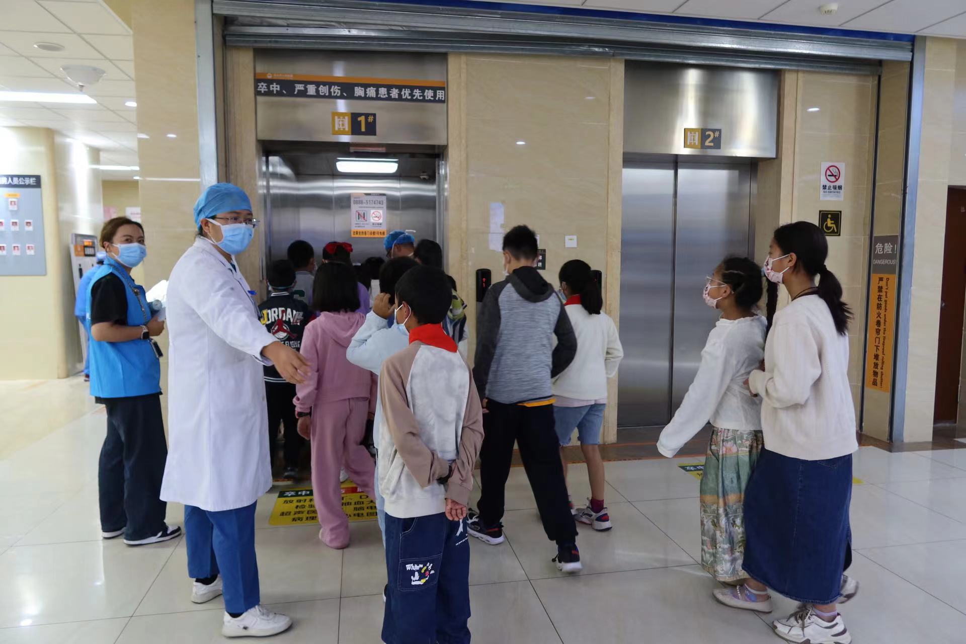 丽江萌娃变身“小小医生”  在市医院解锁职业初体验 (10).jpg