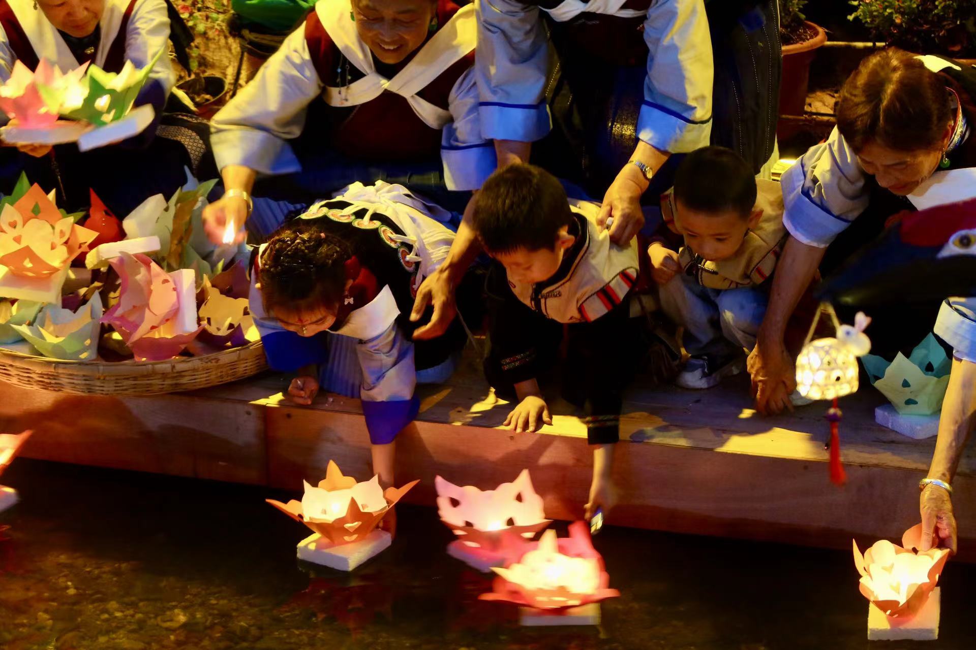 丽江古城中元夜，千盏河灯寄相思 (2).jpg