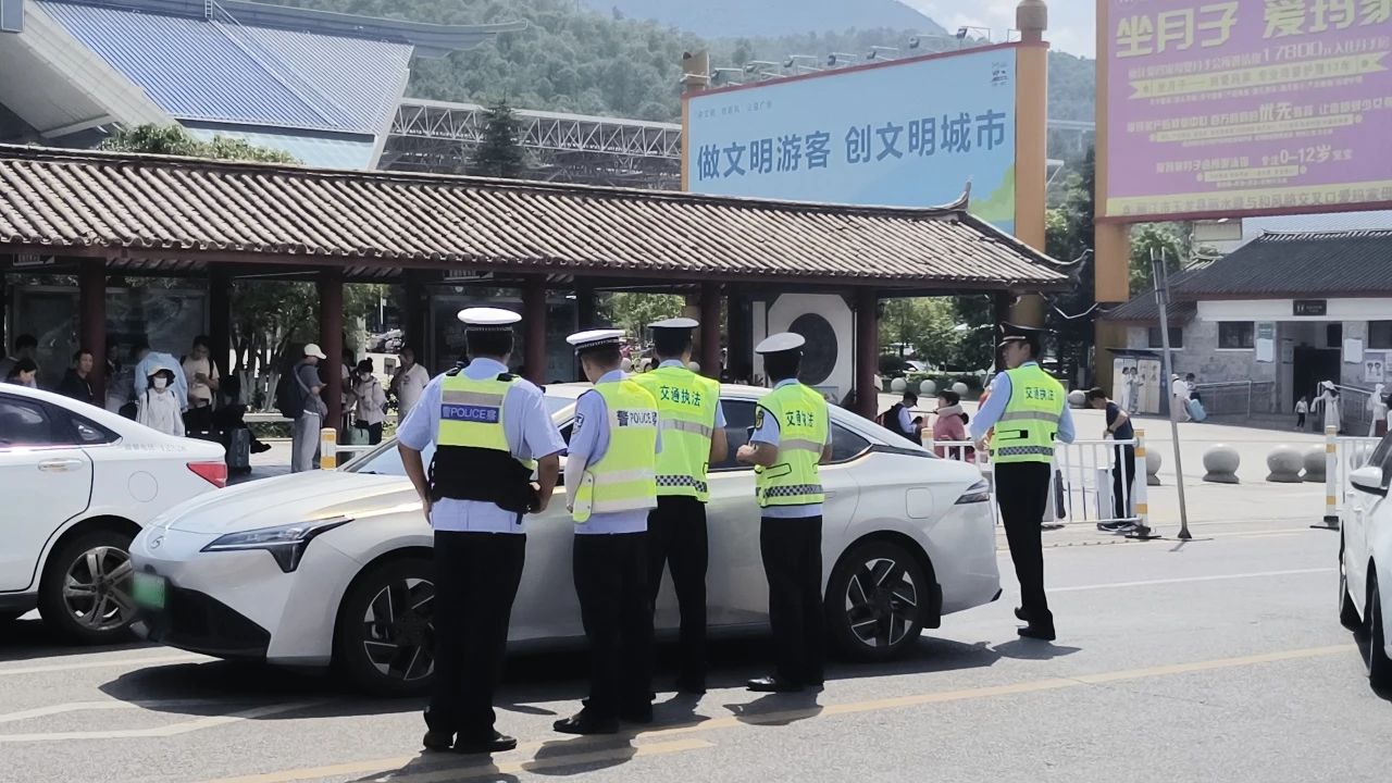 重拳出击！丽江警方查获多起“喊客拉客”及违停行为01.jpg
