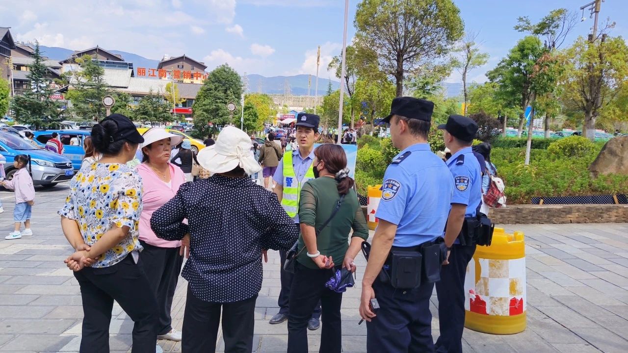 重拳出击！丽江警方查获多起“喊客拉客”及违停行为02.jpg