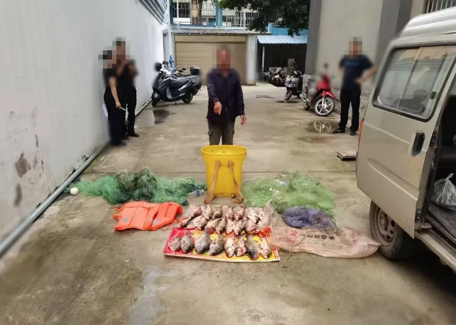 华坪公安查获一起非法捕捞案.png