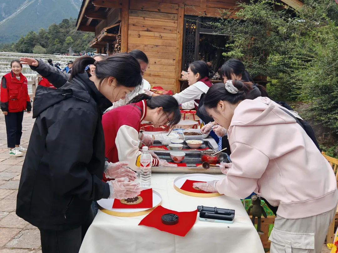 玉龙雪山景区开展“我们的节日·中秋”系列主题活动04.jpg