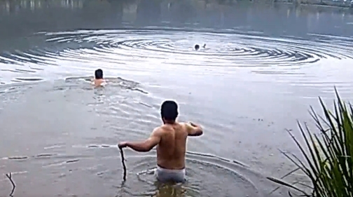 一男子跳文笔海冲动轻生  玉龙特警火速救援化险为夷.png