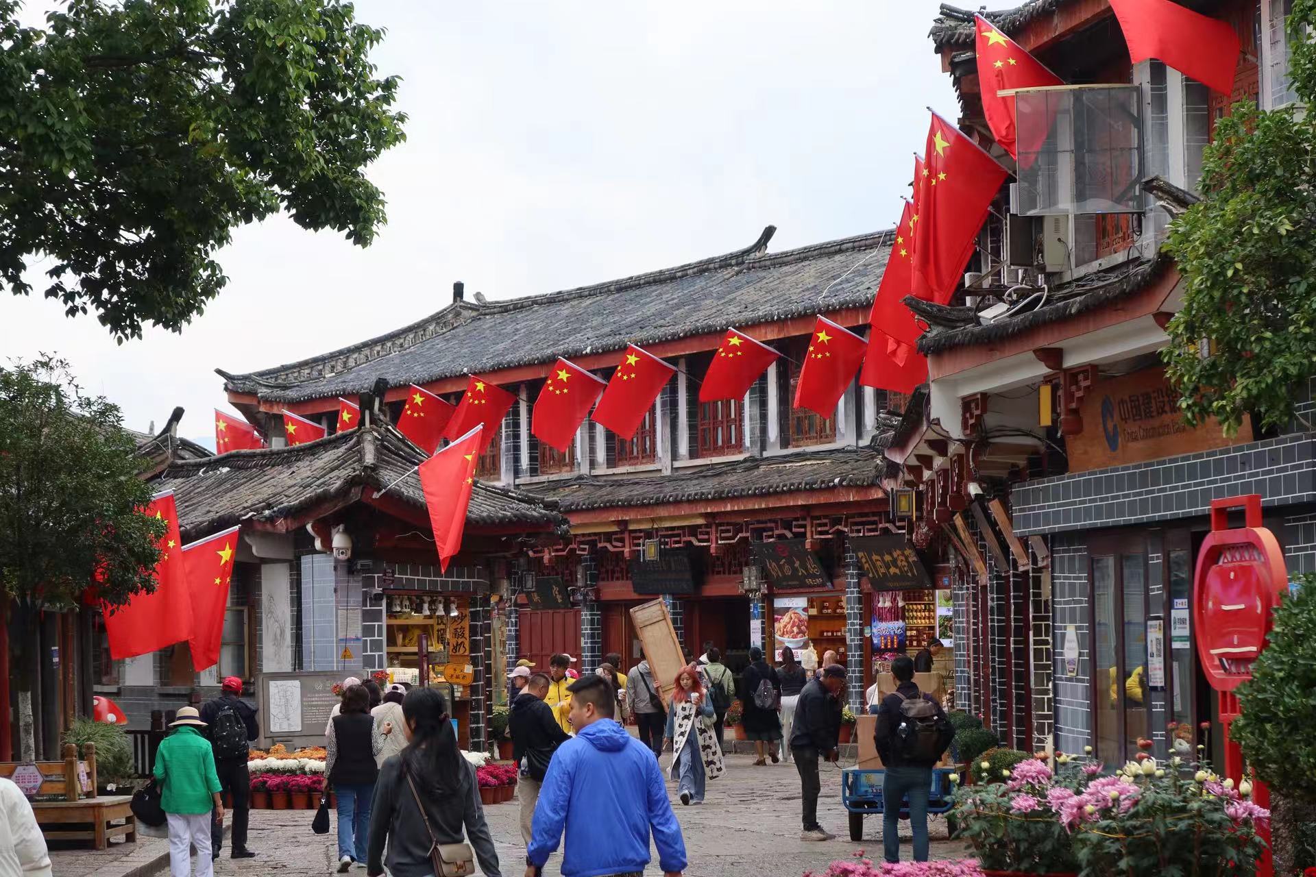 国庆将至！丽江古城千面红旗飘扬，万盆菊花绽放 (3).jpg