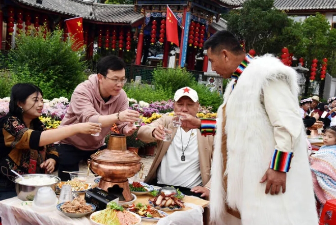 国庆佳节文林村盛宴：长街宴上品味纳西风情，共绘民族团结画卷 (3).png
