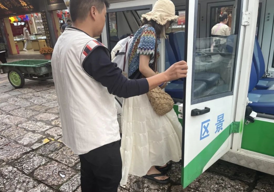 丽江古城志愿服务成亮点，温情守护每一刻 (1).png