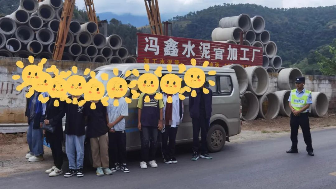 拒绝乘坐“黑车”！丽江永胜警方查获一辆“黑车”超员.jpg