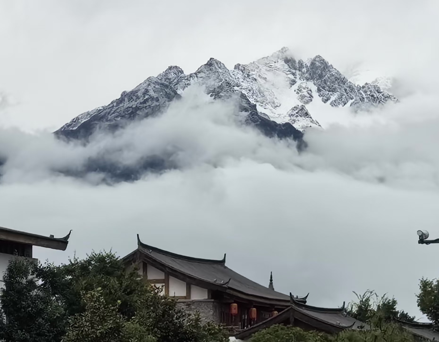 玉龙雪山迎秋雪 银装素裹引游客驻足流连 (1).jpg
