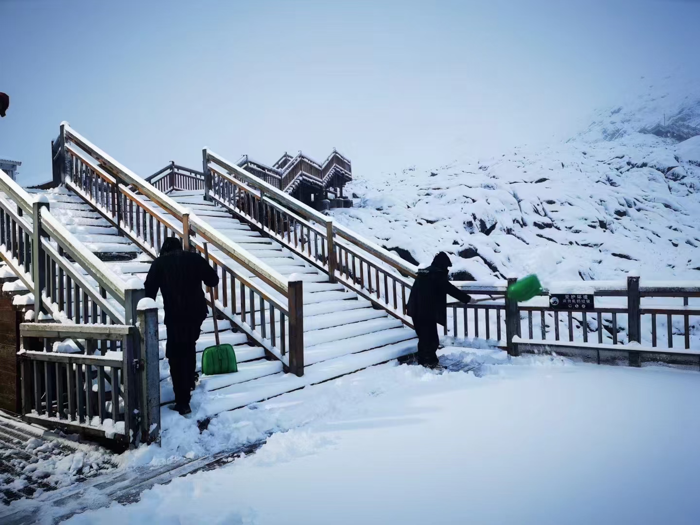 玉龙雪山迎秋雪 银装素裹引游客驻足流连 (2).jpg