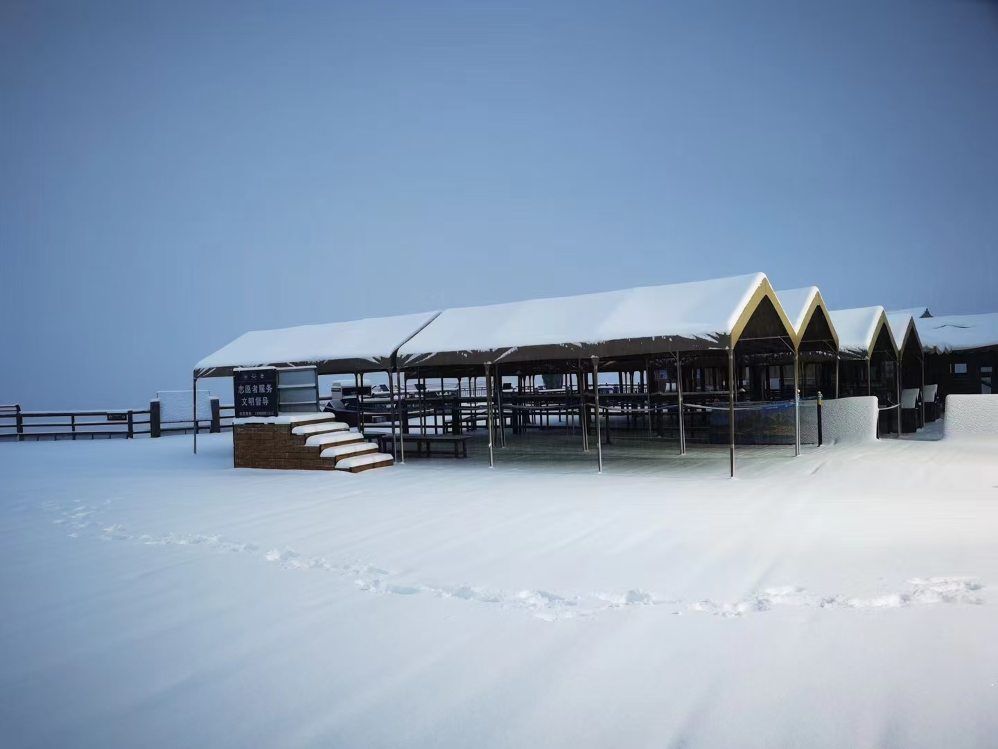 玉龙雪山迎秋雪 银装素裹引游客驻足流连 (3).jpg
