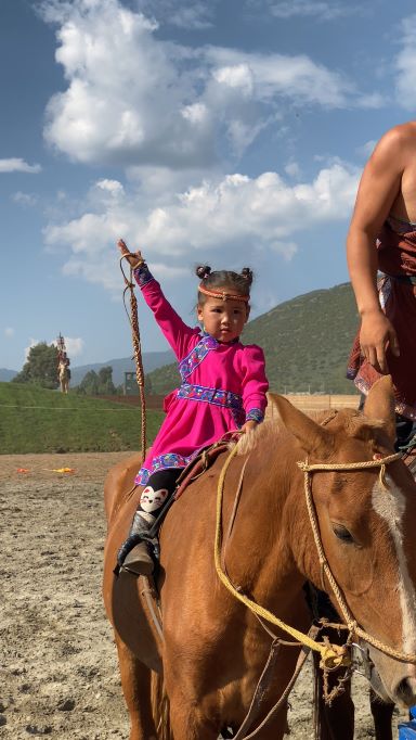 松弛感拉满 ！丽江3岁“小孩姐”叼着棒棒糖骑马.jpg