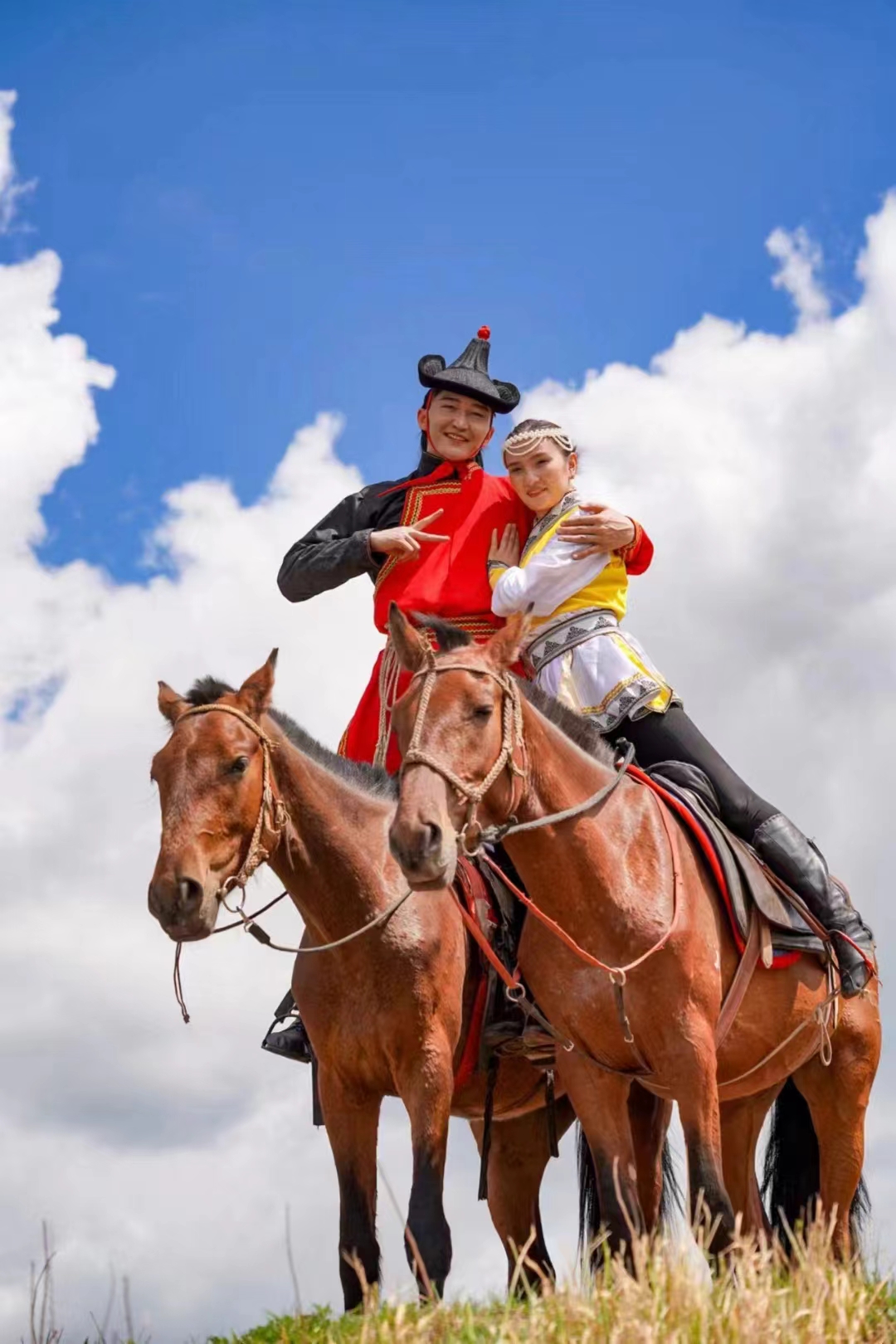 松弛感拉满 ！丽江3岁“小孩姐”叼着棒棒糖骑马1.jpg