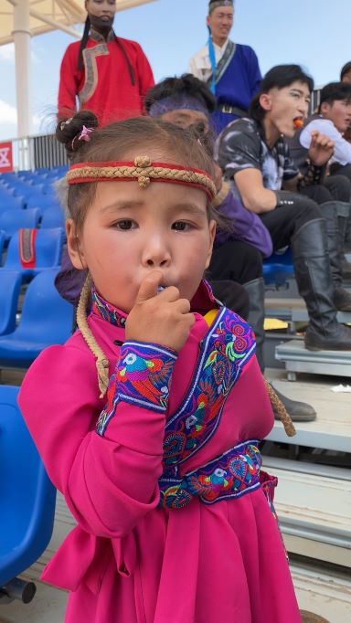 松弛感拉满 ！丽江3岁“小孩姐”叼着棒棒糖骑马2.jpg