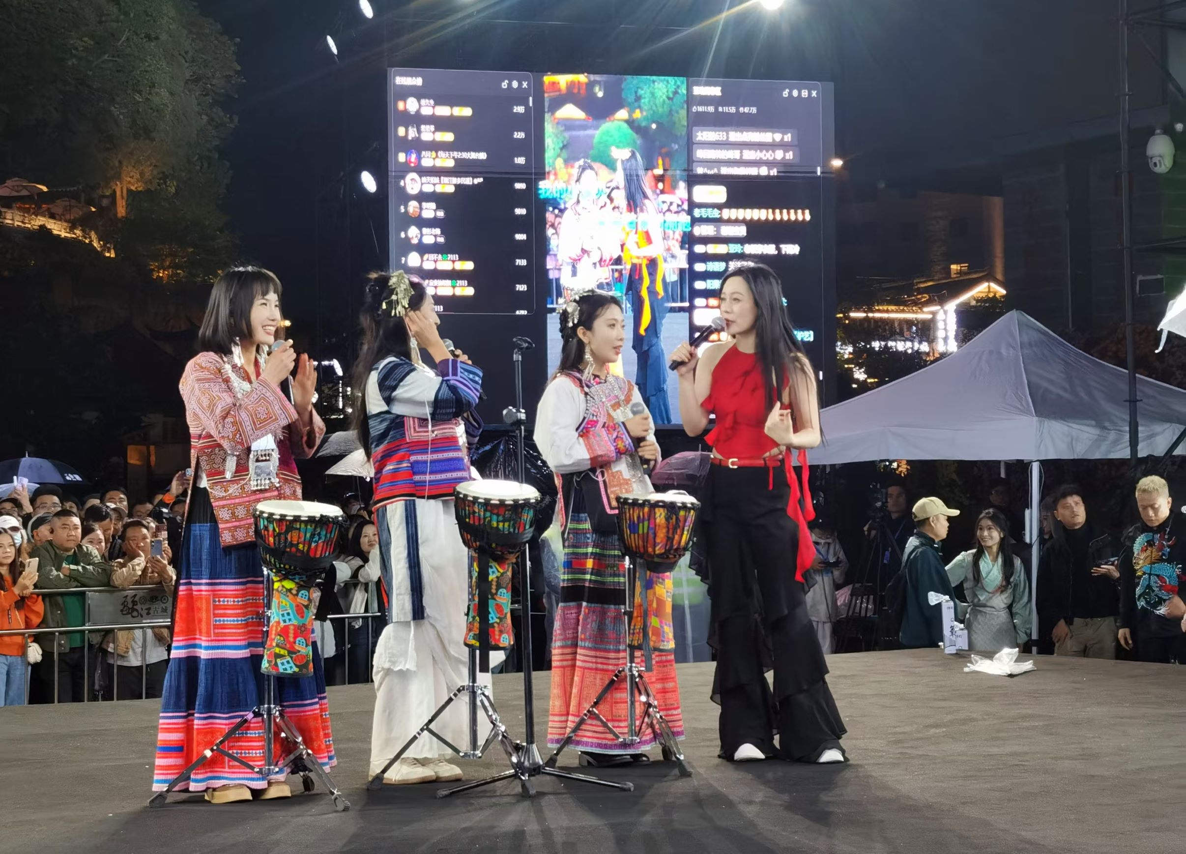 千万粉丝女歌手唐艺在丽江古城激情开唱 并将丽江好物推向全国2.jpg