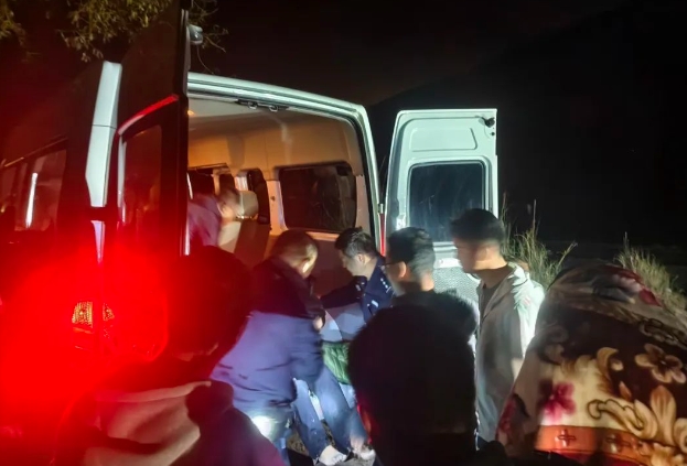 连人带车冲入江中 惊魂漂流6小时终于得救！ (1).png