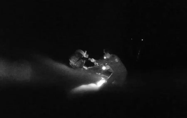 连人带车冲入江中 惊魂漂流6小时终于得救！ (2).png