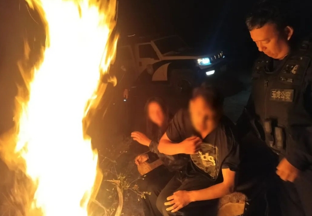 连人带车冲入江中 惊魂漂流6小时终于得救！ (3).png