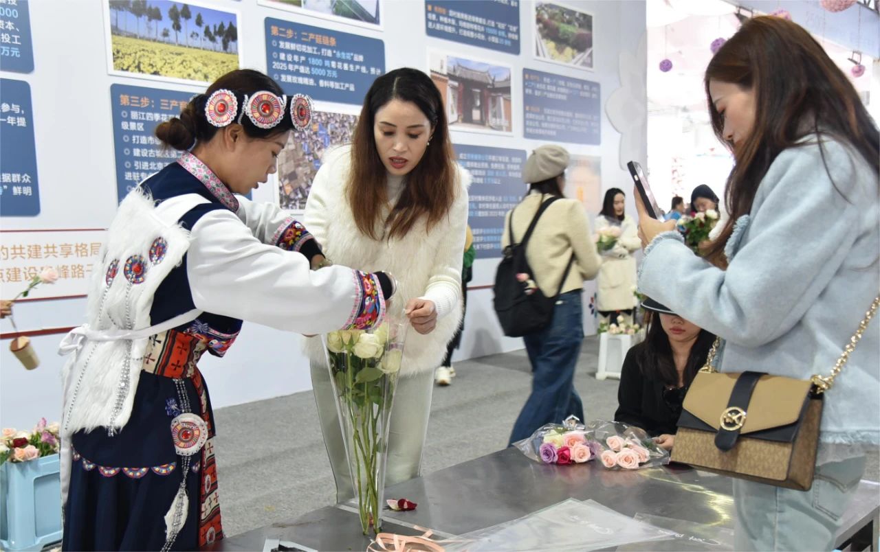 丽江现代花卉产业园区迎来超500人大型旅游团，“花卉 旅游”成新亮点02.jpg