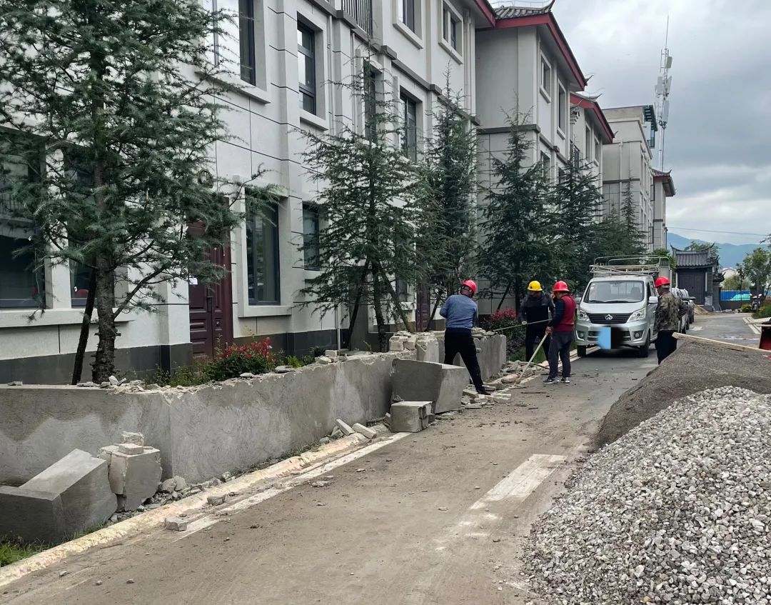 仁博苑小区一住户违建严重侵占绿化带  拆！ (2).jpg