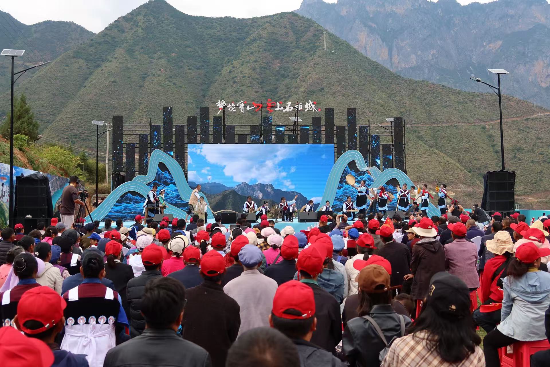 踏寻“天险之城”  108户人家竟住在一块石头上！ (1).jpg