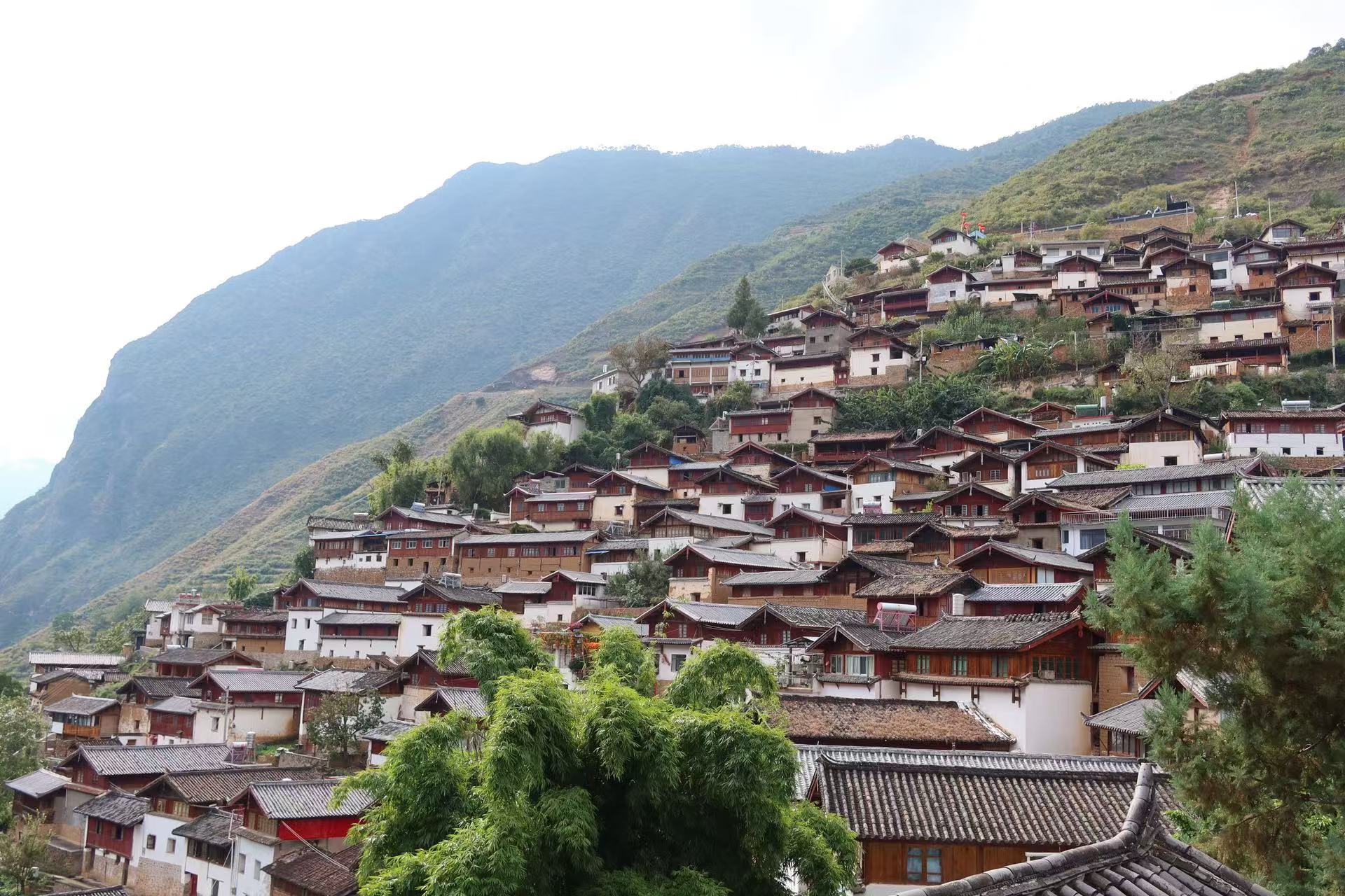 踏寻“天险之城”  108户人家竟住在一块石头上！ (3).jpg