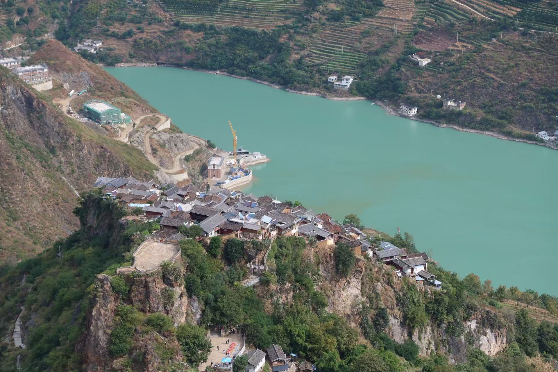 踏寻“天险之城”  108户人家竟住在一块石头上！ (4).jpg