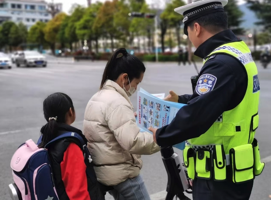 丽江交警精准护学  让校园周边更畅通更安全 (4).png
