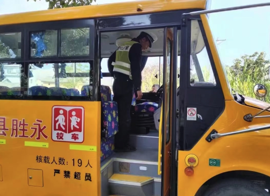 丽江交警精准护学  让校园周边更畅通更安全 (1).png