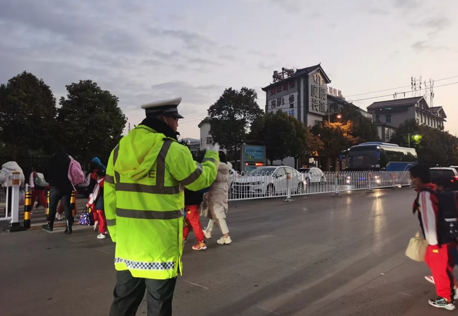 丽江交警精准护学  让校园周边更畅通更安全 (3).png