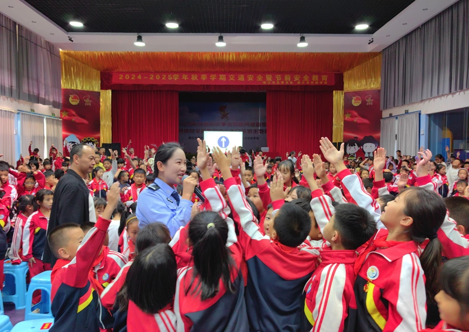 丽江交警精准护学  让校园周边更畅通更安全 (2).png