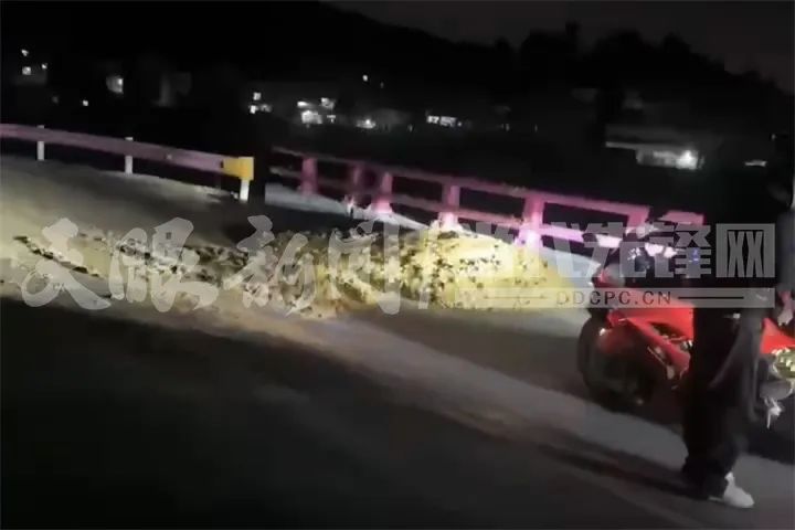 贵阳一网红路被村民用排泄物堵路？当地最新回应→1.jpg