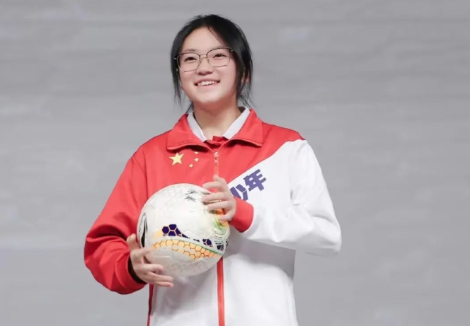 电影《屋顶足球》荣获金鸡奖  丽江这个女孩是主演之一 (1).png