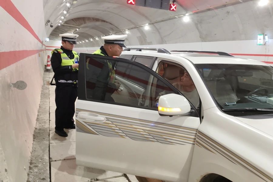 高速隧道内一司机突发疾病，丽江交警火速救援01.jpg