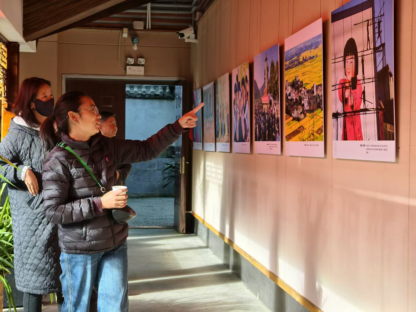 镜见丽江 赵庆祖新闻摄影作品展聚焦丽江风采与变迁 (1).jpg