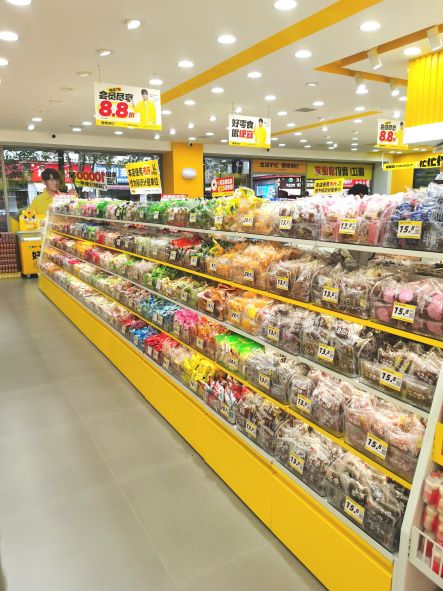丽江零食量贩店火爆，低价策略能否持续？3.jpg