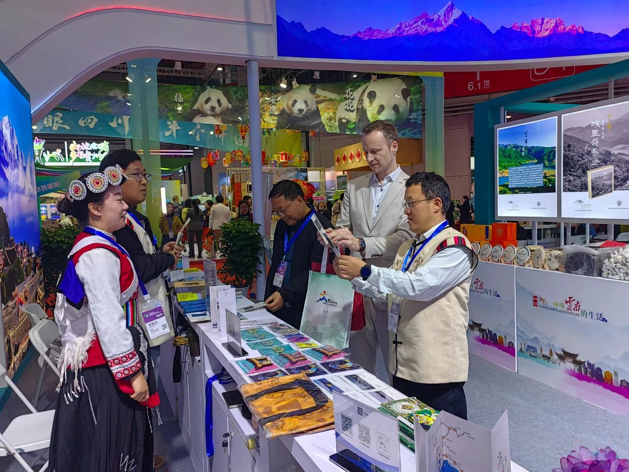 “舍不得的丽江”亮相2024中国国际旅交会3.jpg