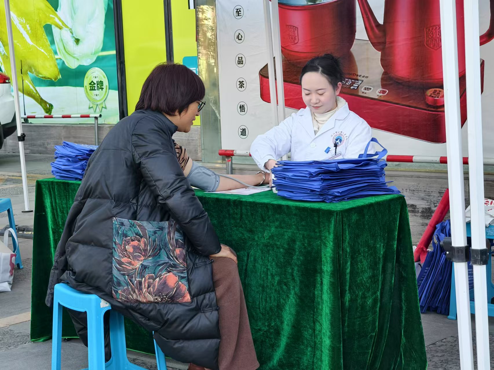 我市举行2024年“世界艾滋病日”主题宣传月活动 (3).jpg