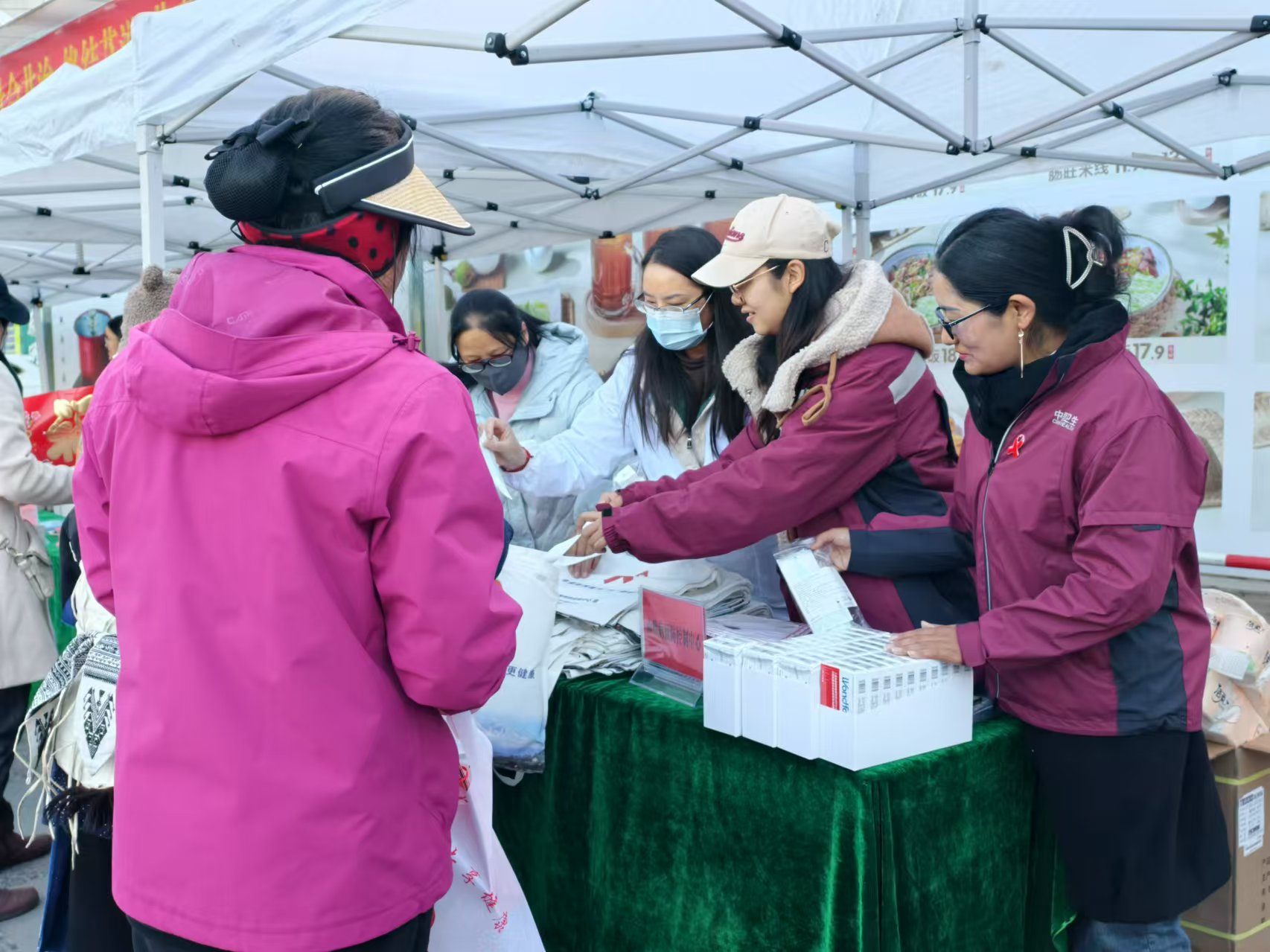 我市举行2024年“世界艾滋病日”主题宣传月活动 (4).jpg