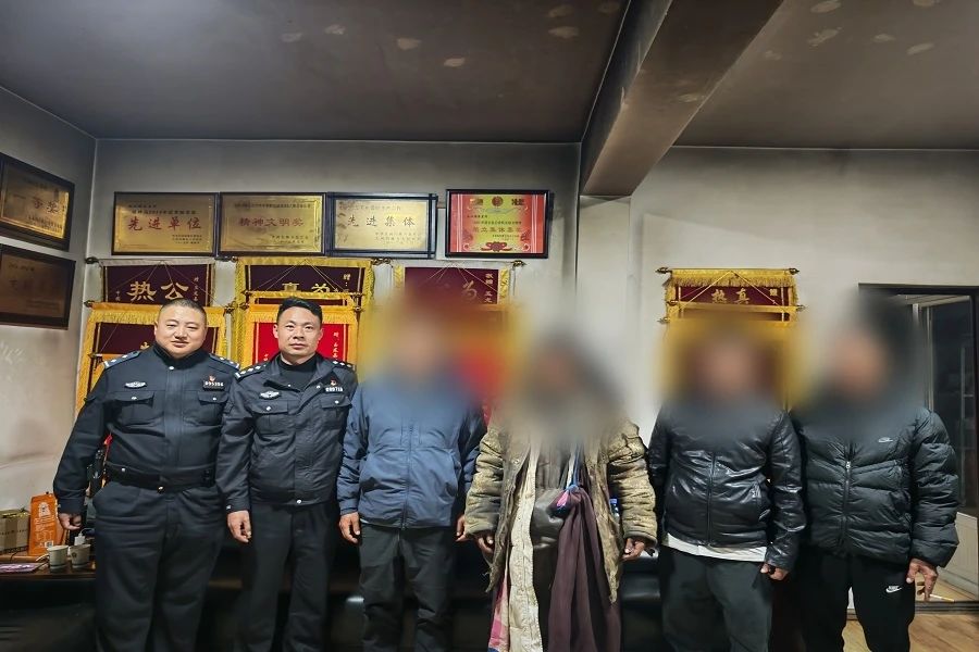 流浪七年终团聚：丽江警方助鲁某重返家中.jpg
