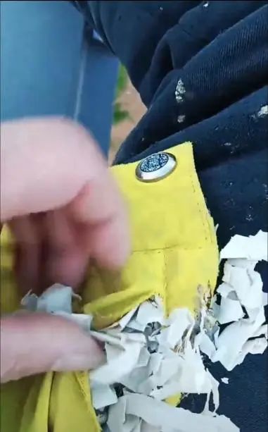 家长剪开冬季校服，发现填充物是塑料布、碎纸片？ 校方回应.jpg