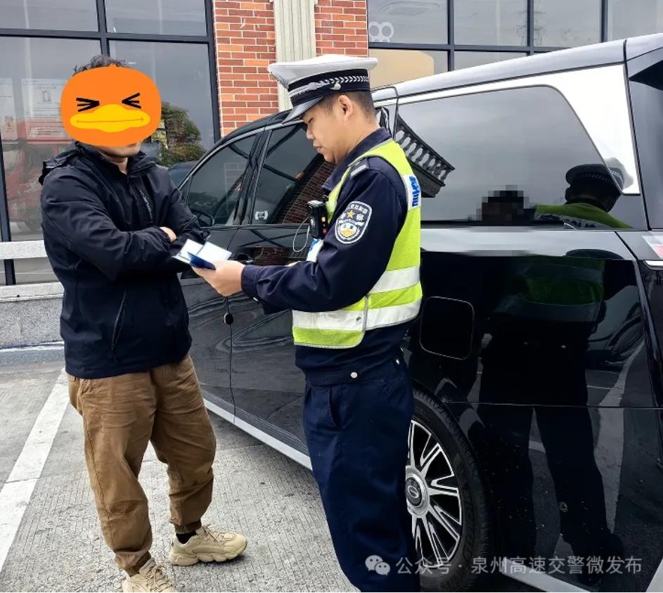 丈夫开车时刷视频看美女，女子向交警举报2.jpg