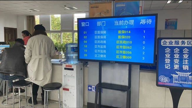 办事效率提升！古城区政务服务中心启用智能叫号系统4.jpg