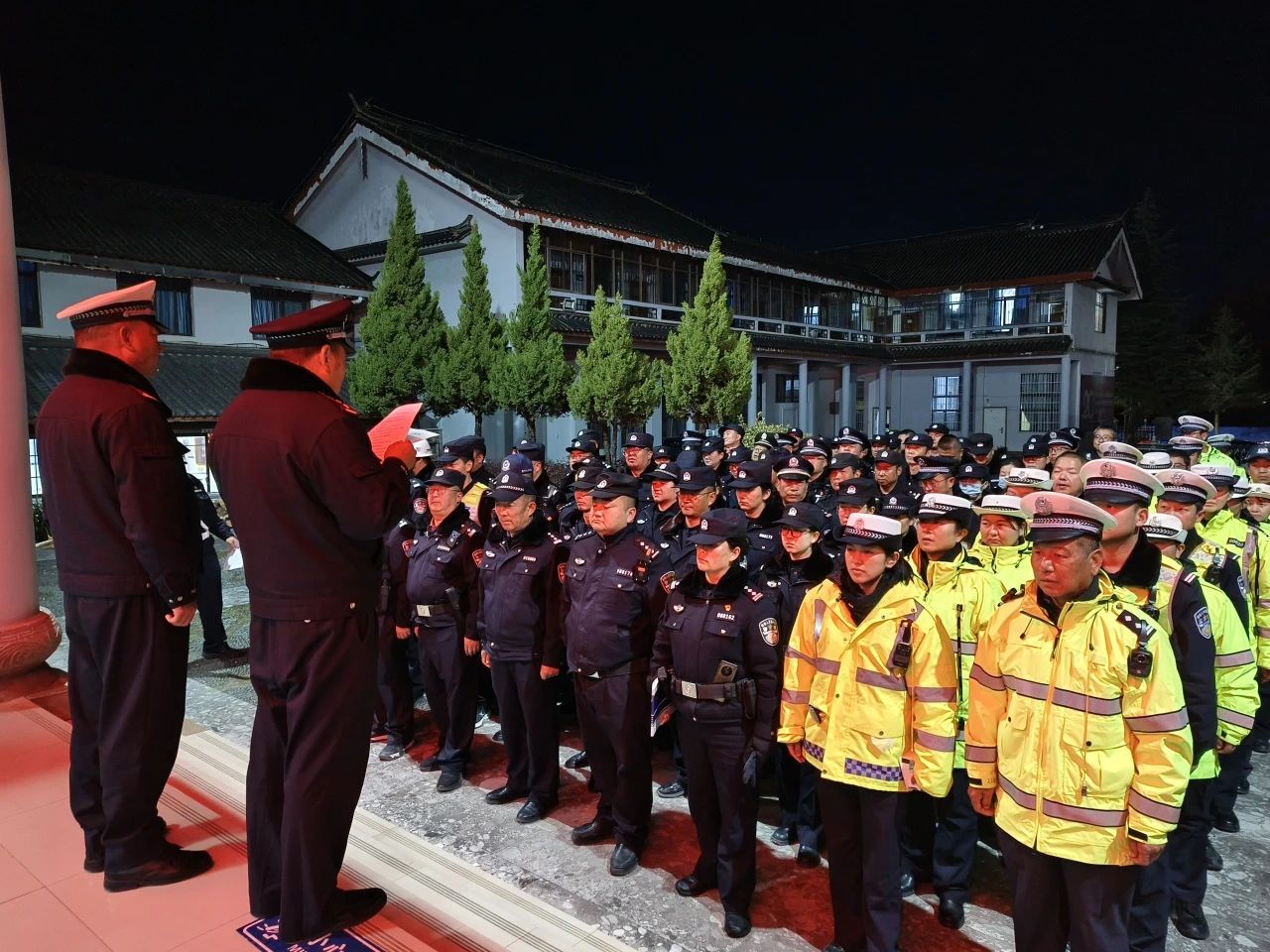 玉龙公安全力当好冬季社会治安的“守夜人”1.jpg