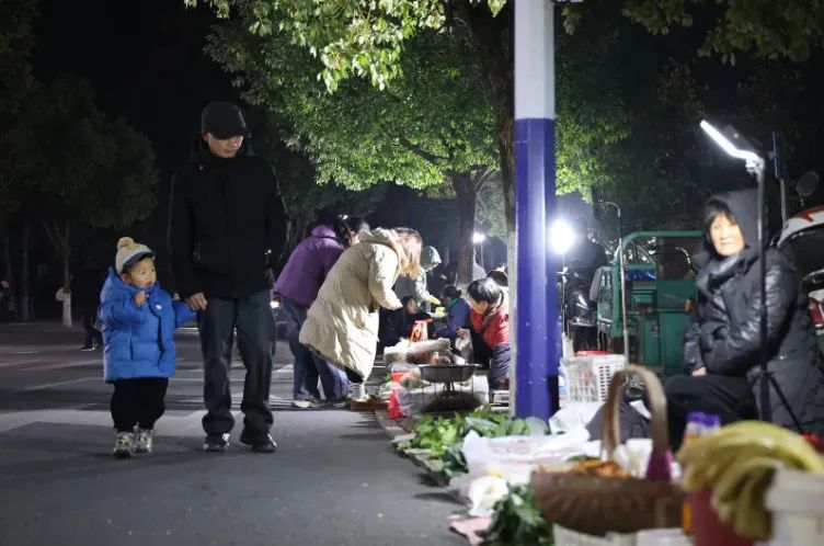 安徽一县政府门口开夜市，县长：摆摊没有门槛，开放已成常态1.jpg