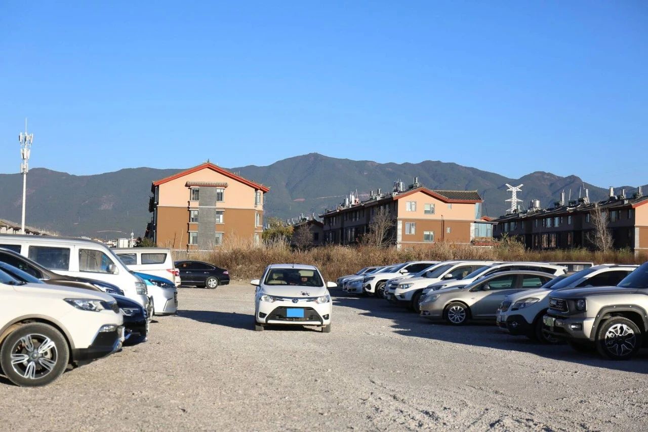 祥和学校临时停车场启用 为接送孩子提供300个停车位！1.jpg