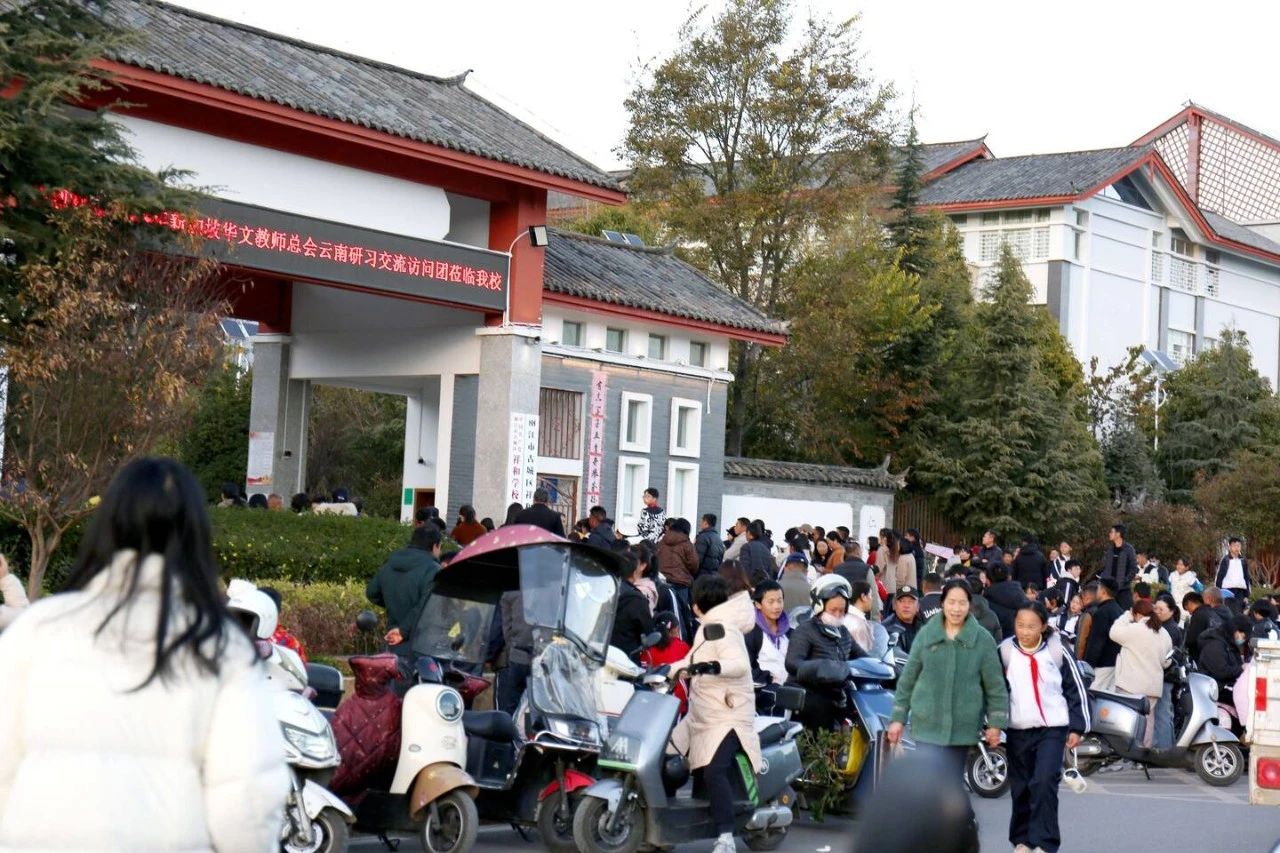 祥和学校临时停车场启用 为接送孩子提供300个停车位！2.jpg