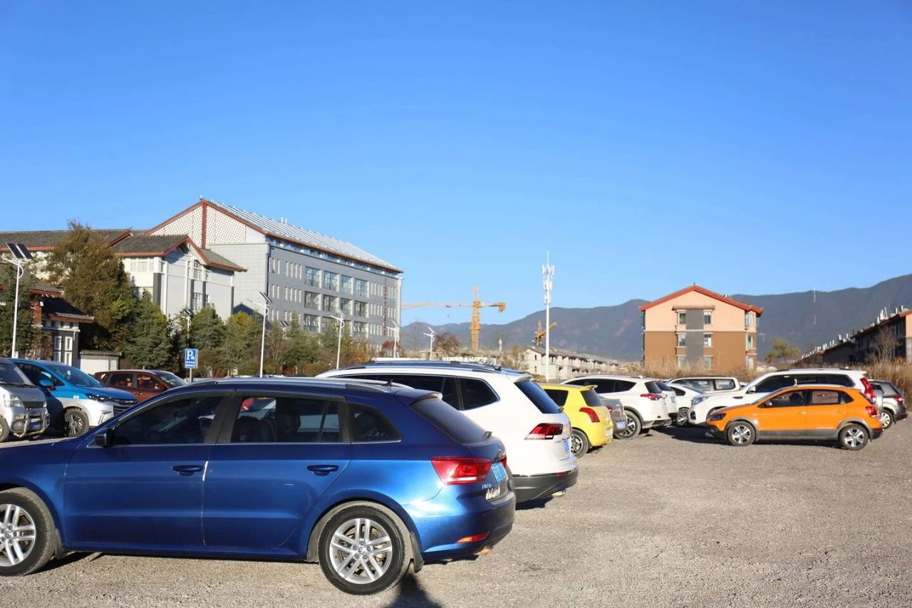 祥和学校临时停车场启用 为接送孩子提供300个停车位！5.jpg